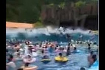 Un 'tsunami' en una piscina provoca a varios heridos