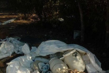 Els veïns de Mas Pellicer denuncien l'acumulació de runa i brutícia als solars propers al barri