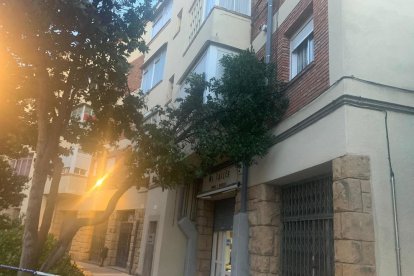 Cae un árbol sobre un edificio del barrio Fortuny de Reus a causa del viento