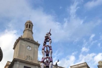 El Mercadal brilla amb llum rosada