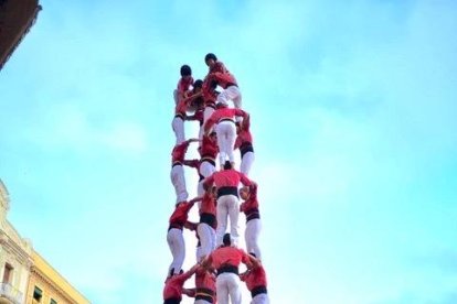 El Mercadal brilla amb llum rosada