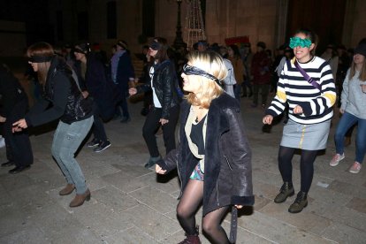 Tarragona canta en català l'himne feminista xilè 'Un violador en tu camino'