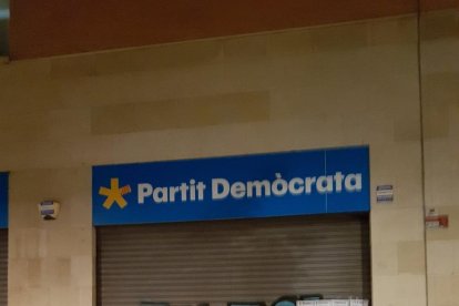 Imatge dels cartells enganxats a la seu de Junts per Tarragona.