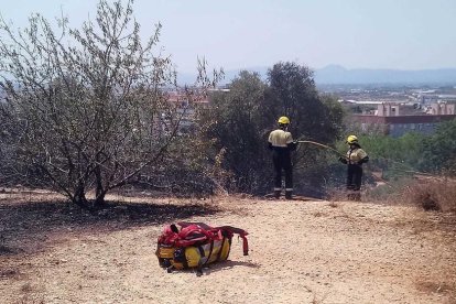 Un incendio forestal obliga a confinar vecinos y usuarios de La Muntanyeta
