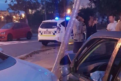 Un coche se salta un stop y choca contra otro turismo en el Vendrell