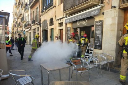 Un incendio en un restaurante de la plaza de la Font moviliza cinco dotaciones de Bombers