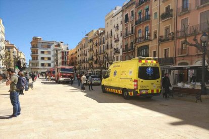 Un incendio en un restaurante de la plaza de la Font moviliza cinco dotaciones de Bombers