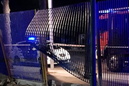 Un coche se estampa en el campo de fútbol de Icomar