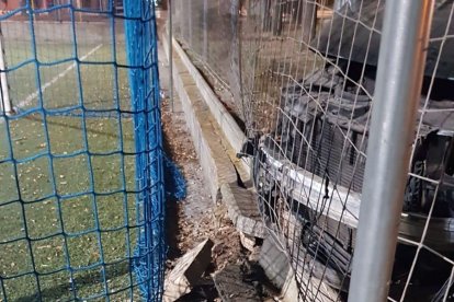 Un coche se estampa en el campo de fútbol de Icomar