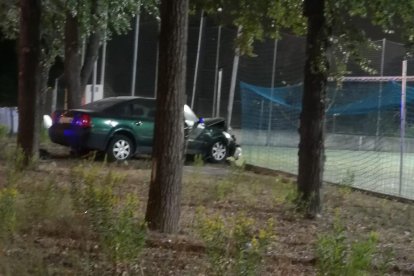 Un coche se estampa en el campo de fútbol de Icomar
