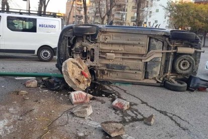 Un cotxe s'emporta un semàfor de l'antiga carretera de València