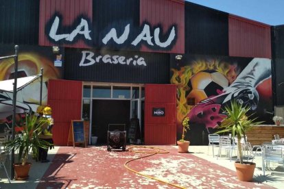 Un incendio en una braseria del polígono AgroReus moviliza seis dotaciones de los Bomberos