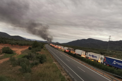 L'incendi d'un camió obliga a tallar l'AP-7 a Ulldecona