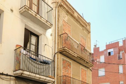 Veïns del Carme de Reus tanquen tres edificis ocupats per «màfies» en 72 hores