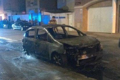 Crema un cotxe a Reus i afecta la façana d'un edifici