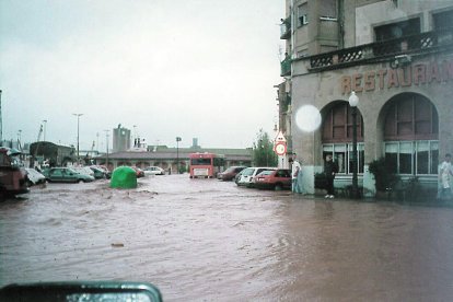 Algunas de las imágenes más impactantes que dejó el desbordamiento del Francolí el otoño de 1994.