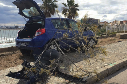 Un cotxe xoca contra una barana davant del Fortí de Sant Jordi