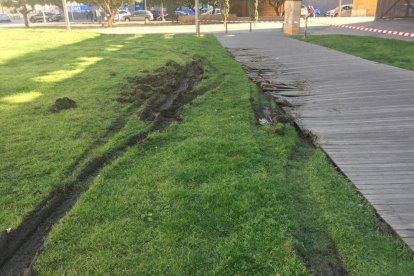 Un camión Bomberos destrozo el paseo de madera de la Tabacalera durante un servicio