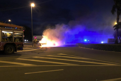 Quema totalmente un turismo en Torredembarra