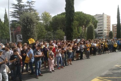 Centenares de personas se concentran en Tarragona para protestar por la sentencia del proceso y cortan el A-7