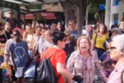 Momentos de tensión por la presencia de una mujer con la bandera española durante la manifestación en Tarragona
