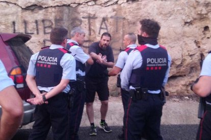 El hombre, discutiendo con los Mossos