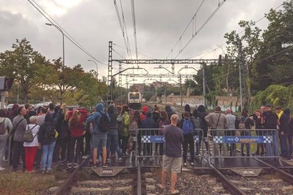 Envaeixen las vías de la estación de Reus y cortan dos carreteras en el Camp por la sentencia