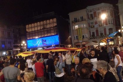 Manifestants llegan a la Mercado para rechazar la condena del Supremo