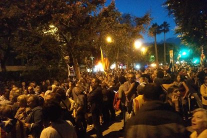 Manifestants llegan a los juzgados de Reus y se preparan para marcharse al Mercado