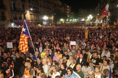 La plaza de la Fuente se llena para protestar contra la sentencia del Supremo para el 1-O
