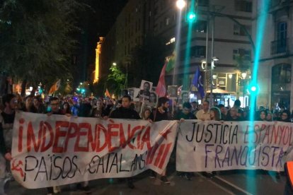 La plaza de la Font se llena para protestar contra la sentencia del Supremo por el 1-O