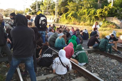 Interrompuda la circulació de trens entre Tarragona i Reus per gent a les vies