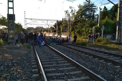Interrompuda la circulació de trens entre Tarragona i Reus per gent a les vies