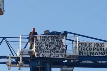 Un ocupa puja dalt una grua en un acte de protesta a Vinyols i els Arcs