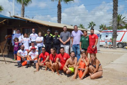 Simulacre de salvament de la Creu Roja a la platja Llarga de Roda