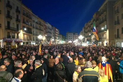La Plaza de la Font se llena para iniciar la manifestación hasta la Imperial Tàrraco