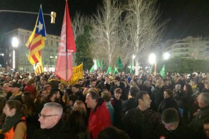 La Plaza de la Fonte se llena para iniciar la manifestación hasta la Imperial Tàrraco