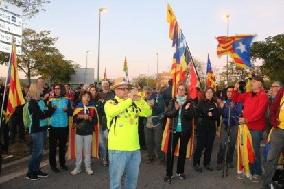 Un participante a la Marxa per la Llibertat tocando la gralla antes de salir desde Vilafranca del Penedès.