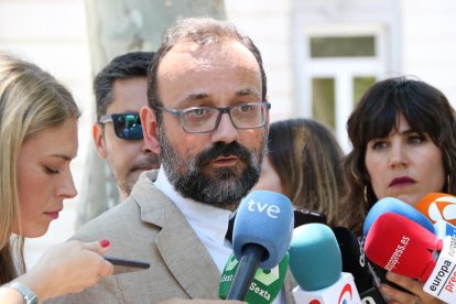 El letrado Benet Salellas en una atención a los medios ante el Tribunal Supremo este 4 de junio.