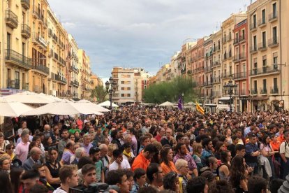 Manifestants a la plaça de la Font contra la violència