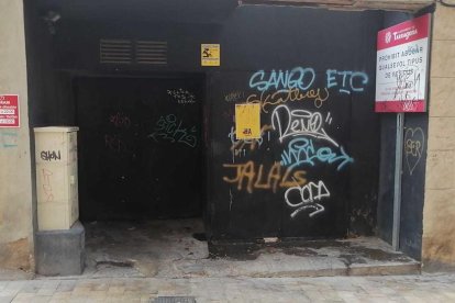 Racó amb restes d'orins al carrer Trinquet Nou.