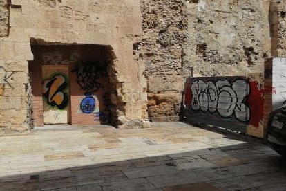 Racó amb restes d'orins al carrer dels Ferrers.