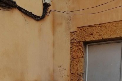 Racó amb restes d'orins a la plaça dels Àngels.