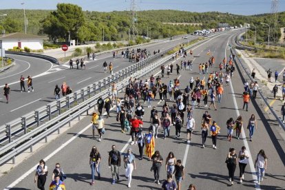 Los estudiantes, en medio de la AP-7.