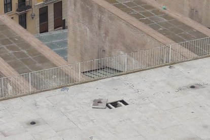 La rajola arrencada de la terrassa del Palau de Congressos.