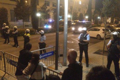 Torna la tensió a les portes de la comissaria de la Policia Nacional a Reus