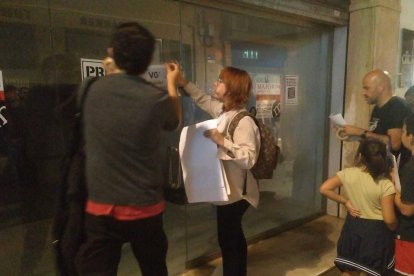 Empaperada a Reus com a prèvia de la vaga general del 18-O