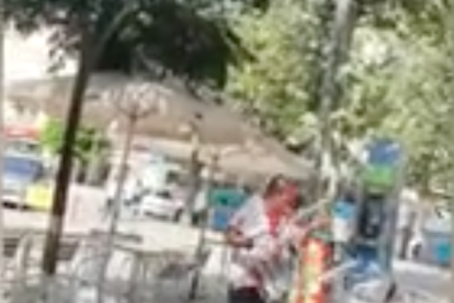 Dos detenidos en l'Hospitalet de Llobregat por apalear a un hombre en la terraza de un bar