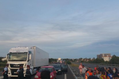 Más de 300 personas cortan la N-340 y la AP-7 en l'Ampolla