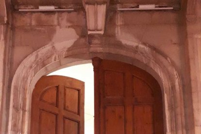 Cremen la porta de l'Ajuntament de Tarragona